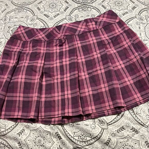 WILD FABLE WOMEN'S LOW-RISE PLEATED MINI SKIRT - Picture 3 of 3